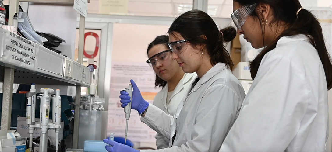 imagen de archivo: adolescentes en el laboratorio