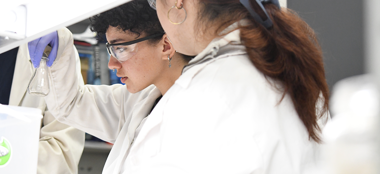estudiante en laboratorio