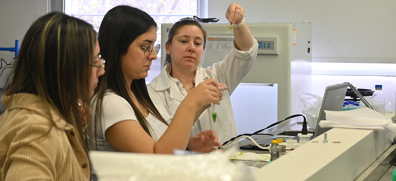 Estudiantes y docentes en Taller de Fortalecimiento de las Ciencias Básicas