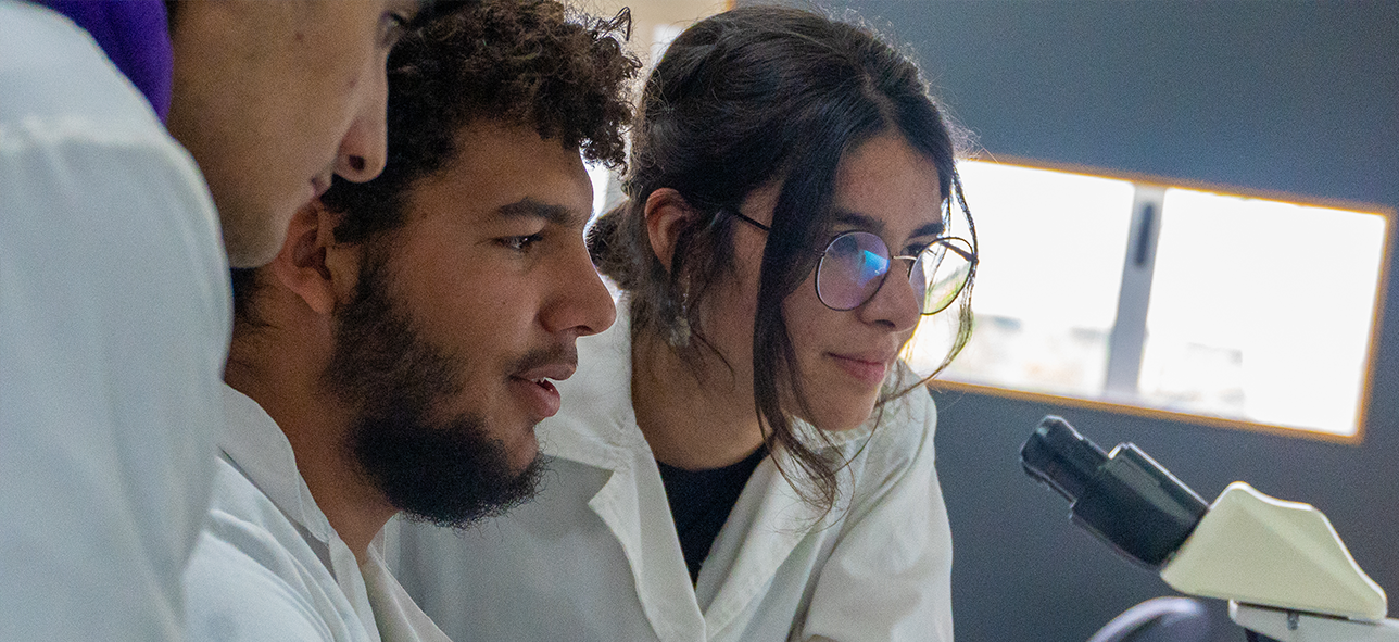 Estudiantes mirando hacia un lado